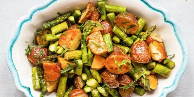 Warzywa w piekarniku: Pieczone ziemniaki ze szparagami i cytryny musztardowym dressingiem
