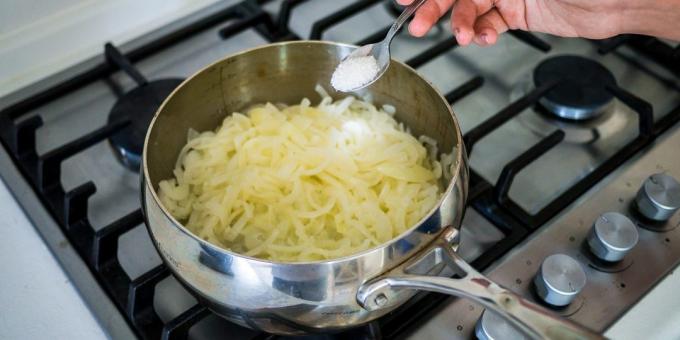 Jak gotować zupę cebulową: cukier add