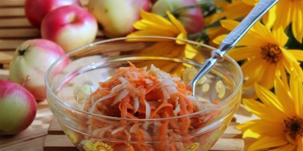 recepty karczoch: Słodka sałatka z topinambur, jabłkiem i marchewką