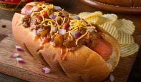 Hot dogi z ostrym sosem mięsnym