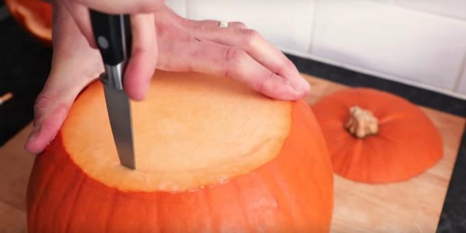 Jak wyciąć dynię na Halloween własnymi rękami: Pokroić mięso