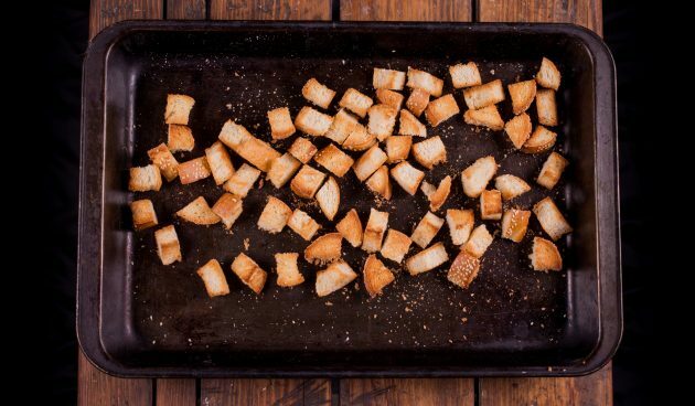 Jak zrobić serowe fondue: wysusz chleb w piekarniku