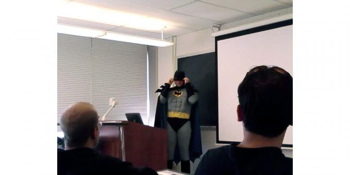 Nauczyciel w kostiumie Batmana