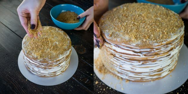 Przepis na ciasto miodowe: pozostałe ciasto zmielić na okruchy i posypać nim ciasto.