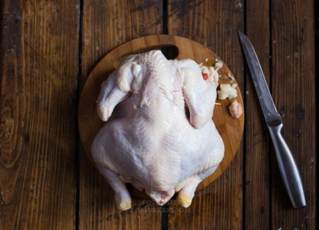 Pieczony kurczak z cytryną: Odetnij nadmiar skóry szyi