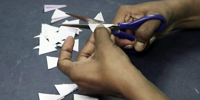 kartka urodzinowa z własnymi rękami: Cut trójkąty z białego papieru