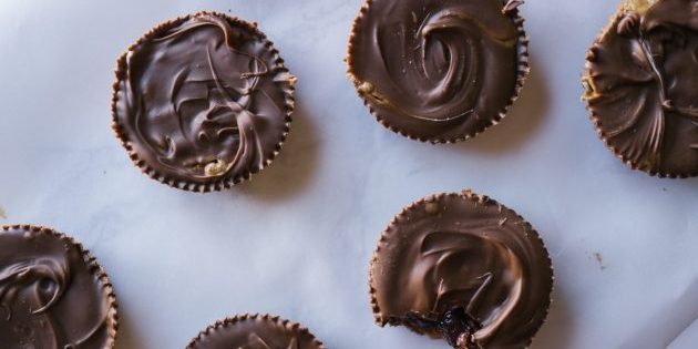 Ciemna czekolada: kosze czekolady z pastą migdałową