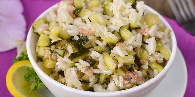 Sałatka z ryżu, tuńczyka i ogórków kiszonych