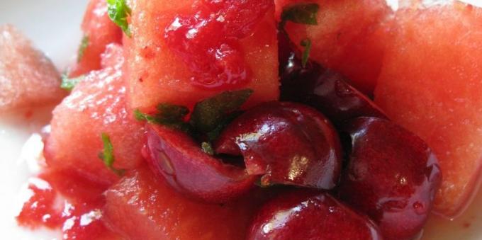 sałatki owocowe: arbuz-miętowa sałatka z wiśni