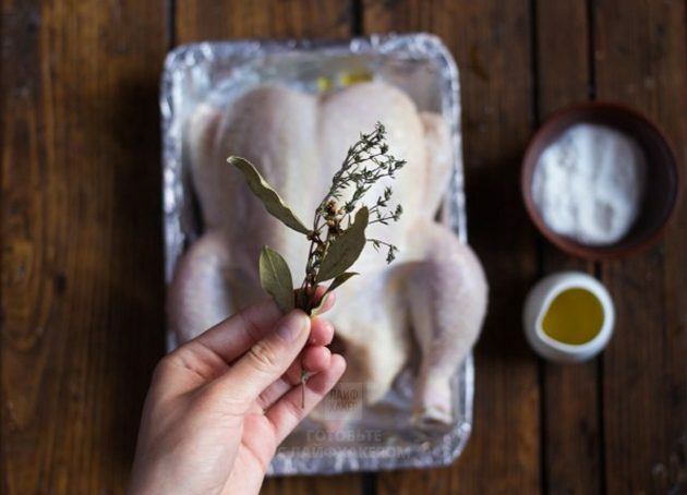 Lemon Oven Chicken: Wrzuć tymianek i lavrushkę do kurczaka