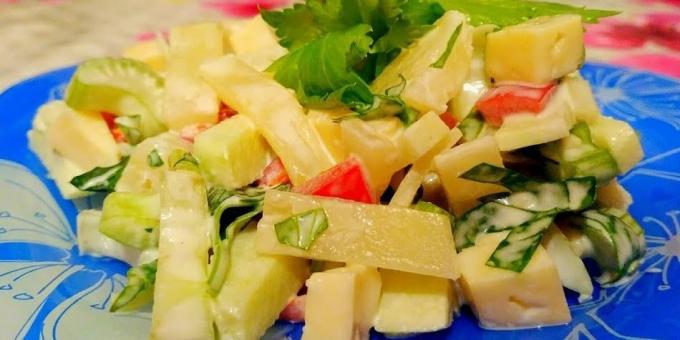Jak przygotować sałatkę z ananasa, selera, jabłka, serem i papryką