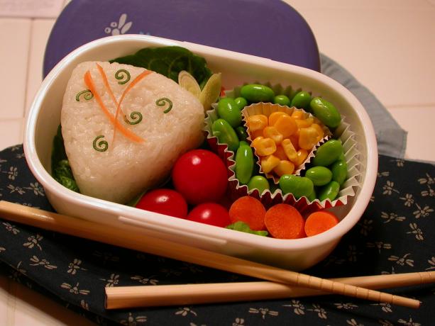 biuro obiad: Onigiri z łososia