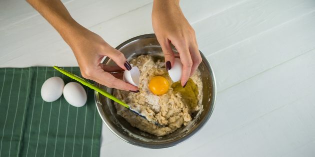 Ciasto gruszkowo-orzechowe: Dodaj jogurt, masło i jajka