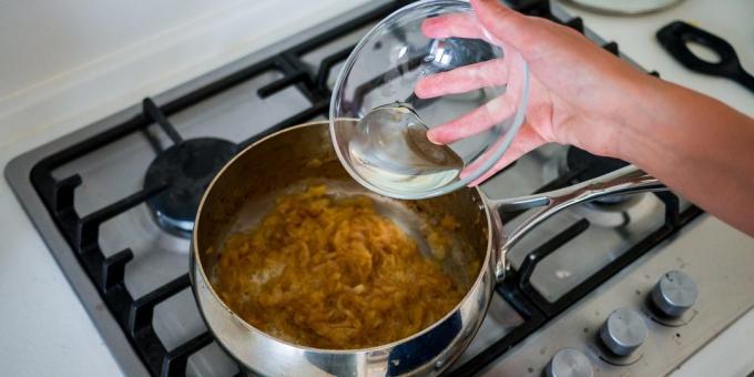 Jak gotować klasyczną zupę cebulową: Dodać wino na patelnię