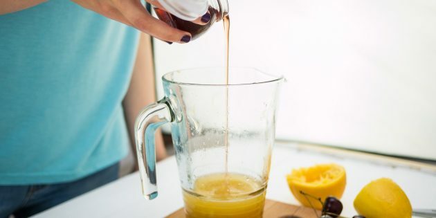 Lemoniada wiśniowa: połącz sok i syrop wiśniowy