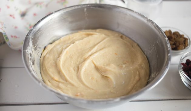 Przepis Panettone bez drożdży: uzbrój się w łopatkę i zacznij delikatnie wyrabiać ciasto