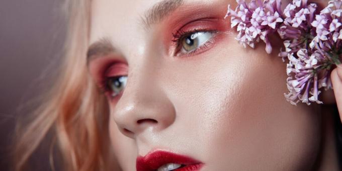 Modny makijaż - 2020: delikatne różowe cieniowanie