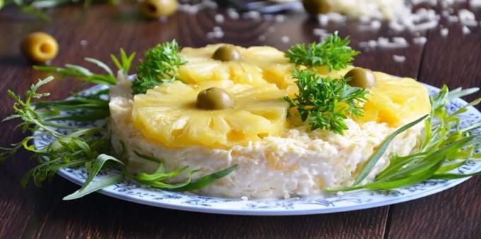 Przepisy: Sałatka z ananasem, serem i czosnkiem