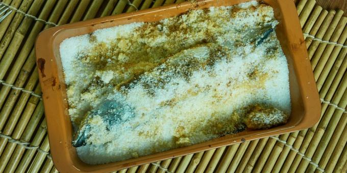 Makrela w piekarniku pod solą: prosty przepis